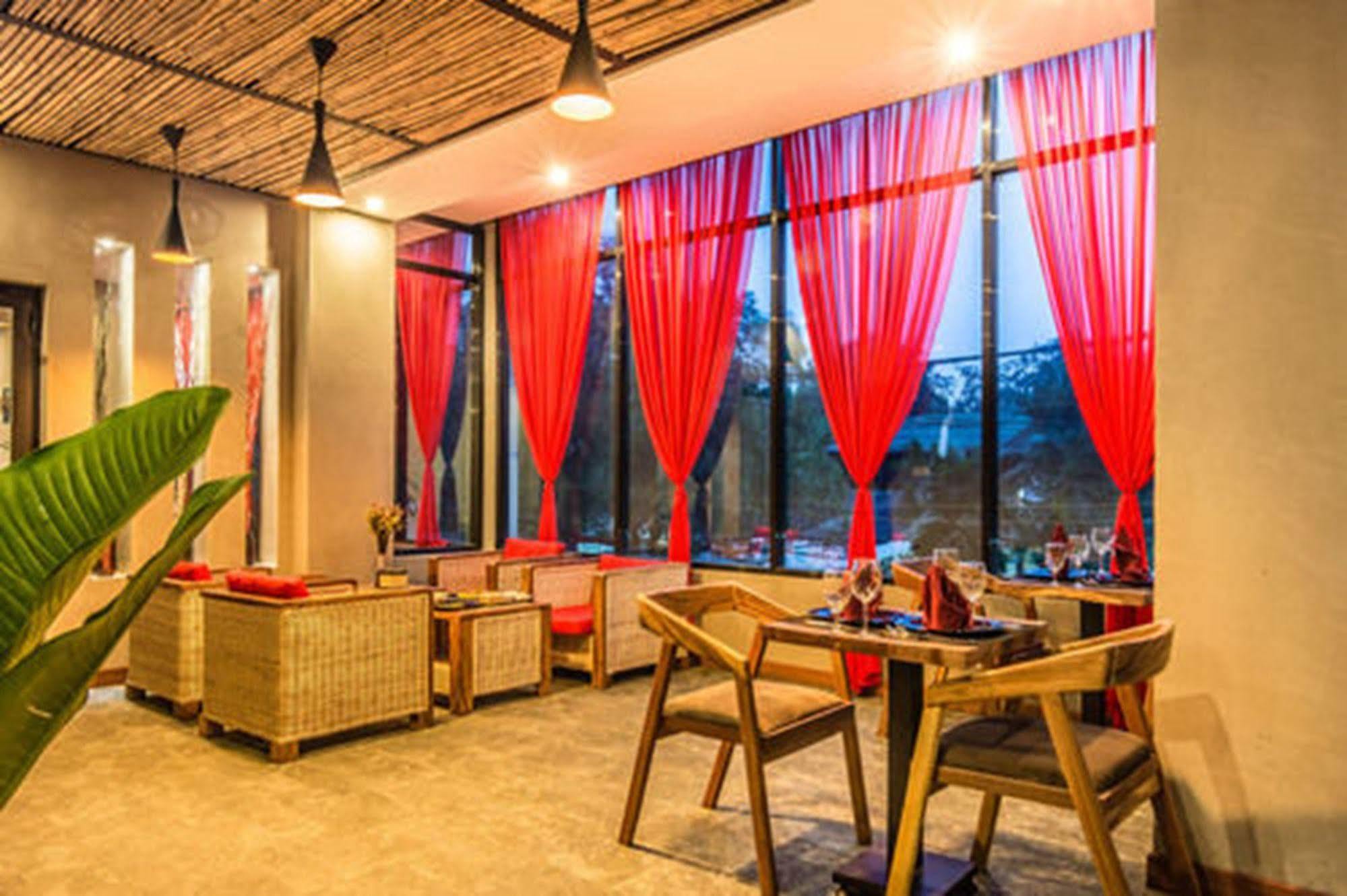 Diamond Palace Resort & Sky Bar Phnom Penh Extérieur photo
