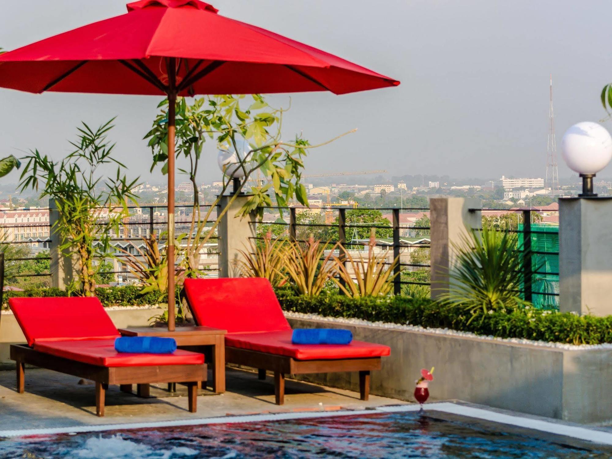 Diamond Palace Resort & Sky Bar Phnom Penh Extérieur photo