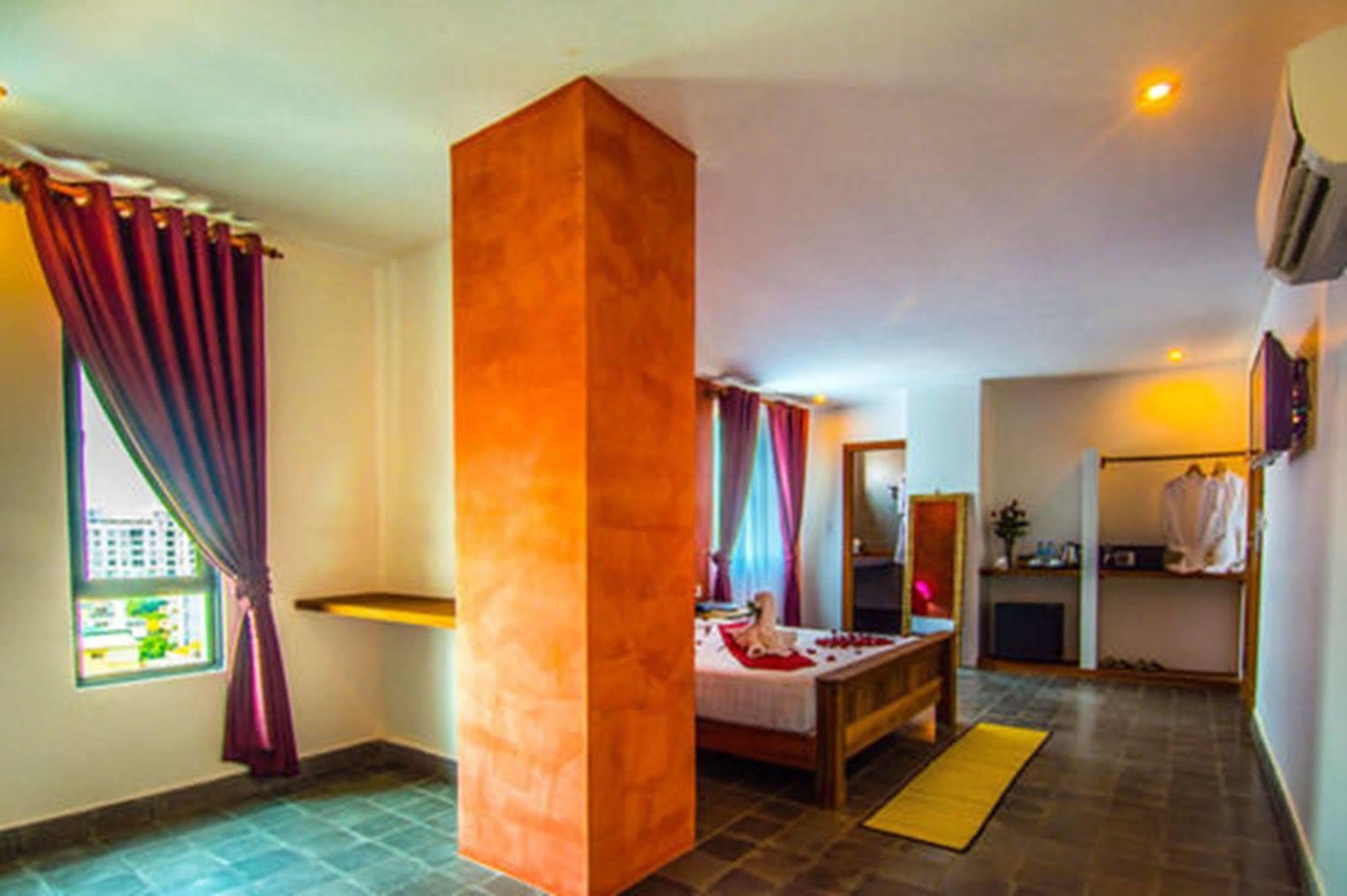 Diamond Palace Resort & Sky Bar Phnom Penh Extérieur photo